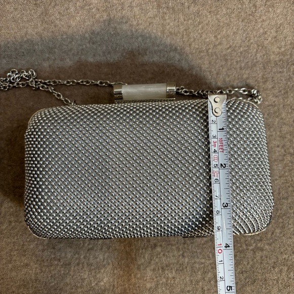 JESSICA MCCLINTOCK Elegant Silver Beaded Crossbody Clutch Bag with Chain Strap - Picture 4 of 8